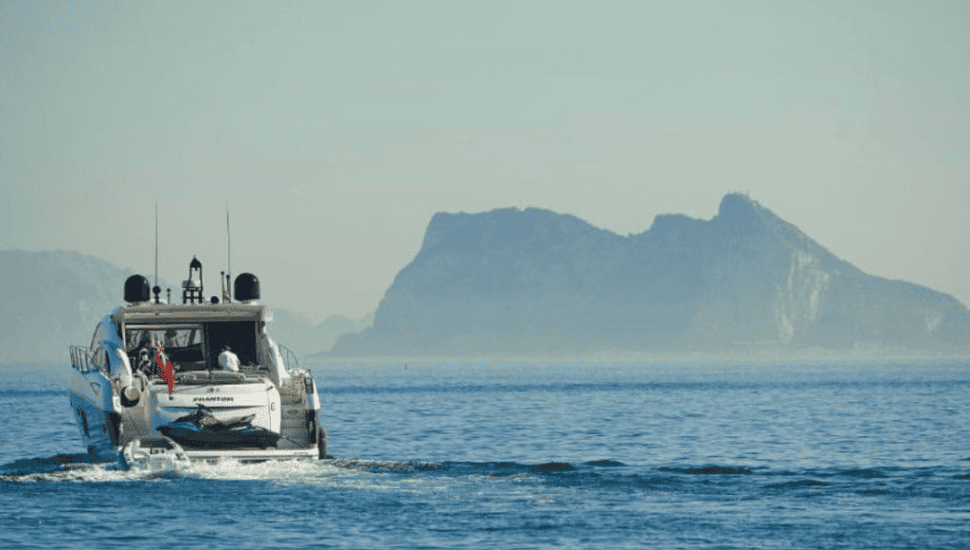 ¿Qué incluye un chárter privado de yate en Marbella?