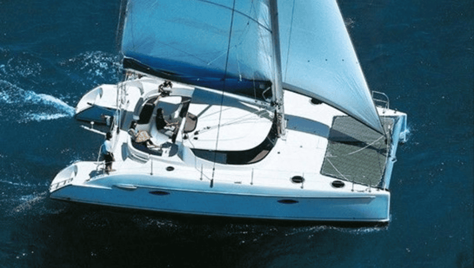 Yate a motor, velero o catamarán en Marbella: Cómo elegir el barco adecuado